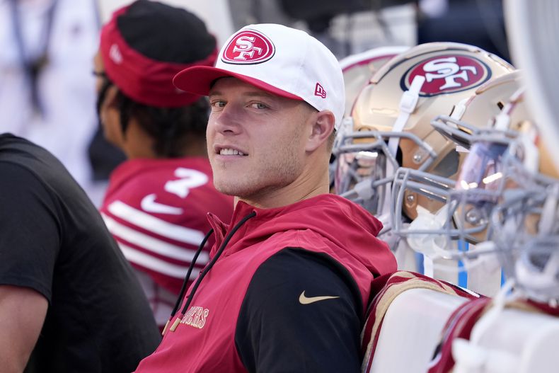 ARCHIVO - Christian McCaffrey, running back de los 49ers de San Francisco, observa el partido de pretemporada de la NFL en contra de los Saints de Nueva Orleans, el 18 de agosto de 2024, en Santa Clara, California. (AP Foto/Godofredo A. Vásquez, Archivo)