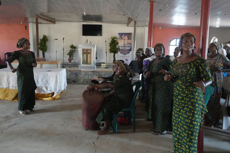 Mujeres cristianas cantan y bailan durante una ceremonia eclesiástica de media semana en Kaduna, en el noroeste de Nigeria, el 5 de noviembre de 2025. (AP Foto/Sunday Alamba)