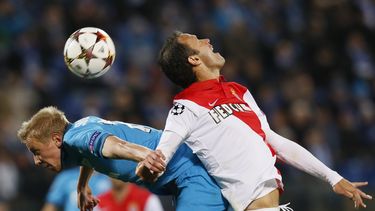 americateve | El jugador del M&oacute;naco, Ricardo Carvalho, derecha, disputa un bal&oacute;n contra Igor Smolnikov en un partido por la Liga de Campeones el mi&eacute;rcoles, 1 de octubre de 2014, en San Petersburgo. (AP Photo/Dmitry Lovetsky)