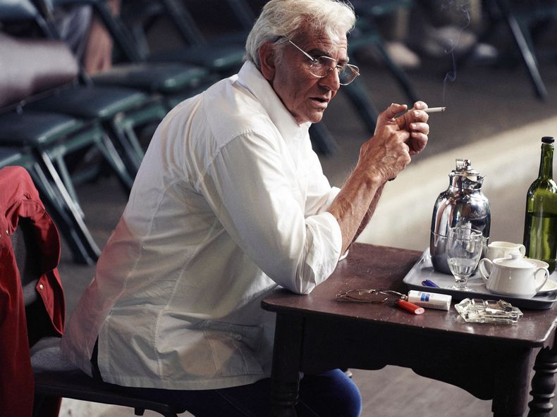 En esta imagen proporcionada por Netflix el actor y director Bradley Cooper como Leonard Bernstein en una escena de Maestro. (Jason McDonald/Netflix vía AP)