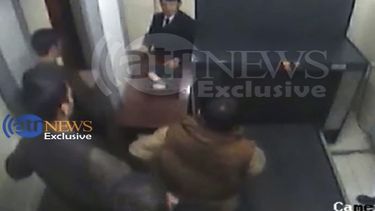 americateve | En este fotograma de un video transmitido por la televisora privada afgana Ariana se ven cuatro atacantes en el segundo punto de control de seguridad en el Hotel Serena de Kabul el jueves 20 de marzo de 2014. (Foto AP/Ariana Television News )