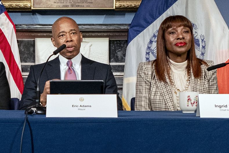 ARCHIVO - El alcalde de Nueva York, Eric Adams, y la asesora jefe del alcalde, Ingrid Lewis-Martin, asisten a una rueda de prensa en el Ayuntamiento, en Nueva York, el martes 12 de diciembre de 2023. (AP foto/Peter K. Afriyie, archivo)