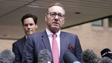 El actor Kevin Spacey se dirige a los medios de comunicación frente al Tribunal de la Corona en Southwark, Londres, el miércoles 26 de julio de 2023. Un jurado absolvió a Kevin Spacey de nueve delitos sexuales. El astro de Hollywood, de 64 años, había sido juzgada en el Tribunal de la Corona en Southwark acusado de agredir sexualmente a cuatro hombres en el período comprendido entre 2001 y 2013. (Foto AP/Alberto Pezzali)