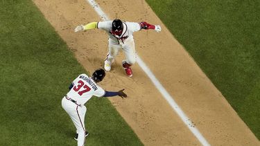 Bravos vapulean a Dodgers y están a 1 juego de Serie Mundial