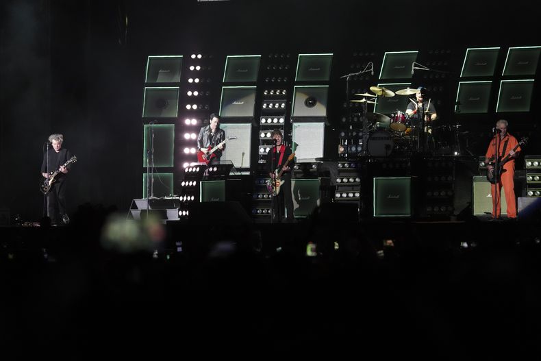 Green Day durante su presentación en el festival Corona Capital en la Ciudad de México, el viernes 15 de noviembre de 2024. (Foto AP/Eduardo Verdugo)