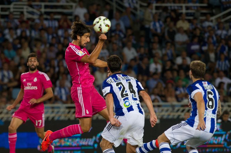 El futbolista del Real Madrid Sami Khedira cabecea frente al jugador De la Bella, de Real Sociedad, en un partido de la Liga Espa&ntilde;ola el 31 de agosto del 2014. Khedira es uno de los que no podr&aacute;n jugar el 3 de septiembre un amistoso de la se