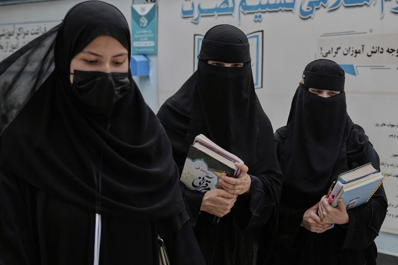 Niñas afganas caminan por el patio de un centro de educación religiosa en Kabul, Afganistán, el miércoles 28 de mayo de 2025. (AP Foto/Ebrahim Noroozi)