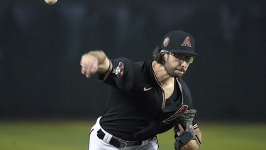 Zac Gallen, de los Diamondbacks de Arizona, hace un lanzamiento en el juego del miércoles 26 de abril de 2023, ante los Reales de Kansas City (AP Foto/Rick Scuteri)