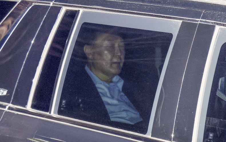 El presidente surcoreano Yoon Suk Yeol, quien se encuentra suspendido del cargo, dentro de un vehículo en camino a un centro de detención, el miércoles 15 de enero de 2025, en Uiwang, Corea del Sur. (Kim Sung-min/Yonhap vía AP)