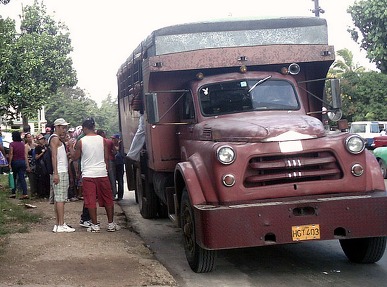 Denuncian trabas para realizar su trabajo y multas arbitrarias. Las autoridades exigen a los transportistas que compren el combustible en los Cupet, a un precio más caro, y un comprobante de pago para poder trabajar, según el periodista independiente Adel