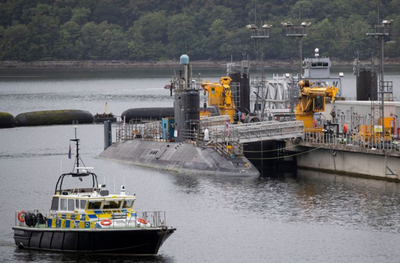 Uno de los submarinos nucleares de clase Vanguard, en el puerto de la Base Naval Clyde, sede del servicio británico de submarinos, en Faslane, en Argyll and Bute, Escocia, el 5 de julio de 2019. (Jane Barlow/PA via AP)