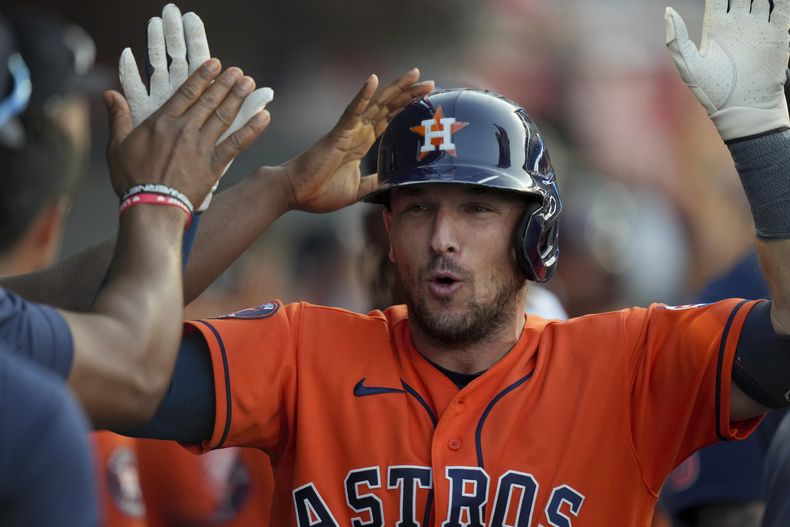 El tecera base de los Astros de Houston Alex Bregman celebra con sus compañeros tras batear el jonrón de la victoria en la novena entrada ante los Angelinos de Los Ángeles el domingo 16 de julio del 2023. (AP Foto/Eric Thayer)