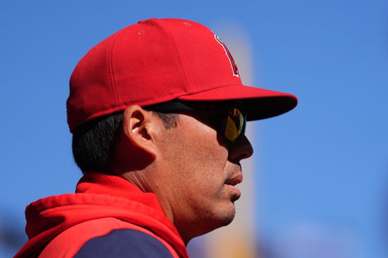 El mánager de los Angelinos de Los Ángeles Kurt Suzuki durante el primer inning contra los Marineros de Seattle, el domingo 27 de septiembre de 2026, en Seattle. (AP Foto/Lindsey Wasson)
