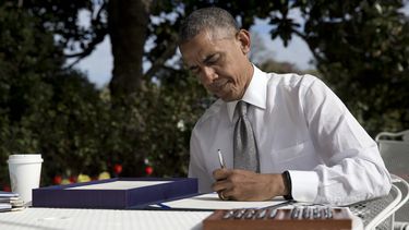 obama firma ley sobre pagos del medicare a los medicos