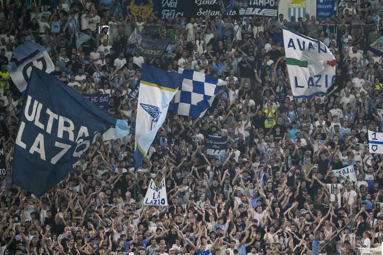 Hinchas de Lazio durante el partido de la liga italiana contra AC Milan, el sábado 31 de agosto de 2024, en el Estadio Olímpico de Roma. (Fabrizio Corradetti/LaPresse vía AP)