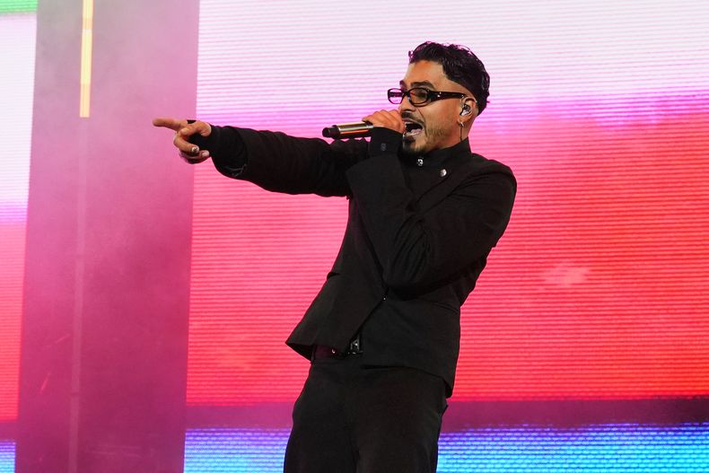 El rapero puertorriqueño Álvaro Díaz se presenta durante el festival de música Coca-Cola Flow Fest en la Ciudad de México, el domingo 23 de noviembre de 2025. (Foto AP/Claudia Rosel)