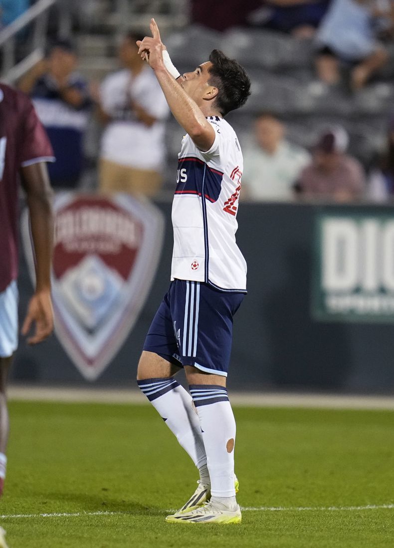 Brian White, de los Whitecaps de Vancouver, festeja un gol ante los Rapids de Colorado en el encuentro del miércoles 27 de septiembre de 2023 (AP Foto/Jack Dempsey)