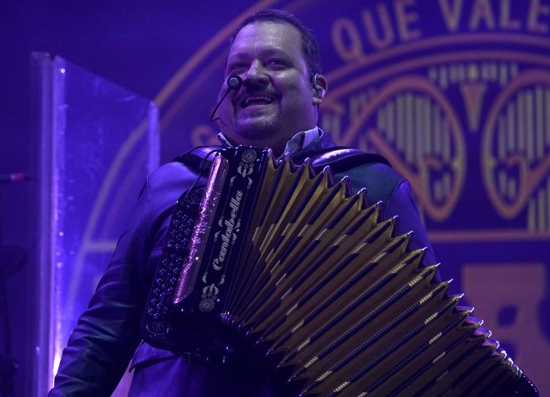 Beto Zapata, cantante de la banda mexicana Pesado, durante su concierto en el segundo día del festival Arre en la Ciudad de México el 10 de septiembre de 2023. (Foto AP/Fernando Llano)