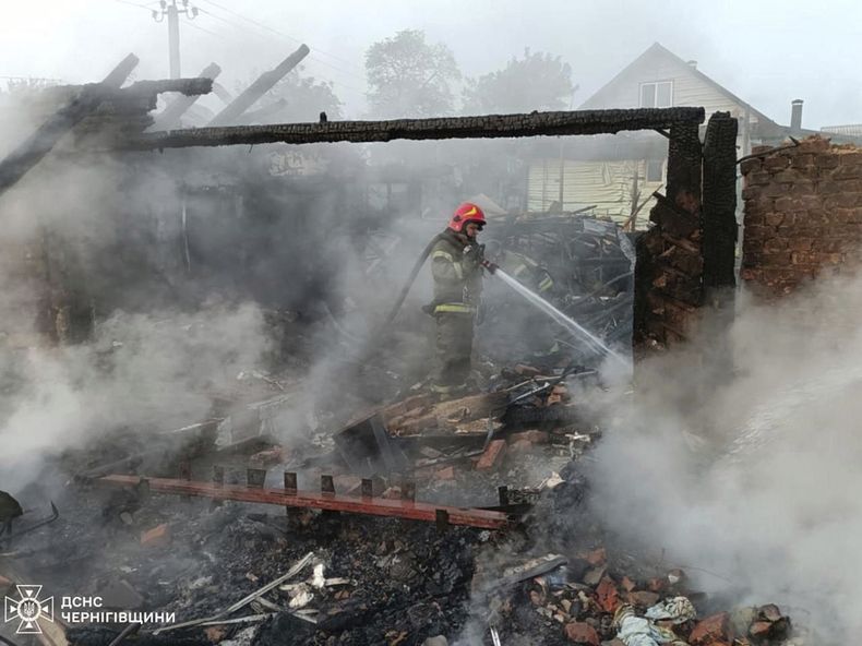 En esta imagen, distribuida por el Servicio de Emergencias de Ucrania, bomberos sofocan un incendio tras un ataque con drones rusos en Pryluky, en la región de Chernihiv, Ucrania, el 5 de junio de 2025. (Servicio de Emergencias de Ucrania vía AP)