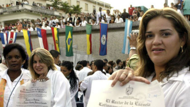 Rechanzan presencia de médicos cubanos en Perú