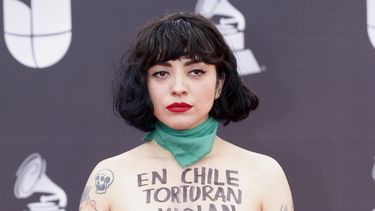 Protestas y moda en la alfombra de los Latin Grammy