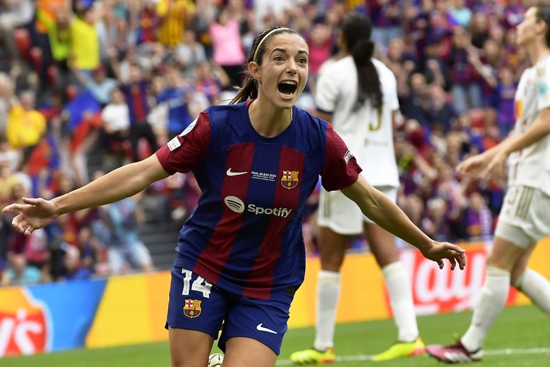 ARCHIVO - Foto del sábado 25 de mayo del 2024, Aitana Bonmati del Barcelona celebra tras anotar el primer gol en la final de la Liga de campeones ante el Lyon. (AP Foto/Alvaro Barrientos, Archivo)