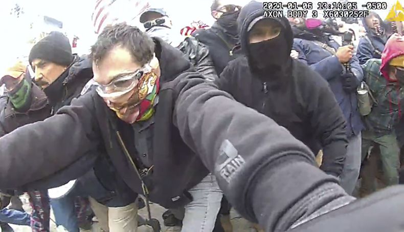 Esta imagen tomada de un video de cámara corporal de la policía, y contenida en el memorando de sentencia del Departamento de Justicia, muestra a Marc Bru, en el Capitolio de Estados Unidos el 6 de enero de 2021, en Washington. (Department of Justice via AP)