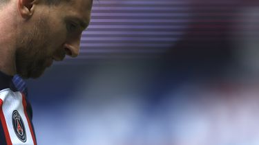 Lionel Messi del Paris Saint-Germain reacciona durante la derrota 3-1 ante Lorient, el domingo 30 de abril de 2023, en París. (AP Foto/Aurelien Morissard)