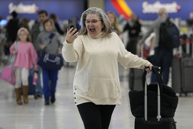Marissa Colleluori habla con su nieta a través de FaceTime en el Aeropuerto Internacional de Nashville, el martes 21 de noviembre de 2023, en Nashville, Tennessee, antes de abordar su vuelo a Buffalo para las vacaciones del Día de Acción de Gracias. A pesar de la inflación y crisis de viajes de vacaciones pasadas, se espera que millones de personas lleguen a aeropuertos y autopistas en cantidades récord durante las vacaciones en Estados Unidos. (Foto AP/George Walker IV)