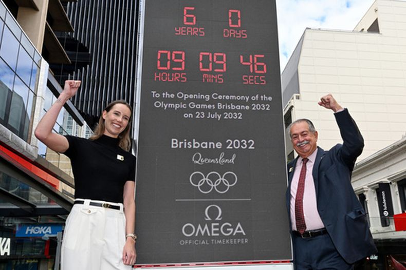 La atleta australiana Emma McKeon (izquierda) y Andrew Liveris, presidente del comité organizador de los Juegos Olímpicos de Brisbane 2032, posan durante la presentación del reloj con la cuenta regresiva a seis años de las justas, el jueves 23 de julio de 2026, en Brisbane, Australia. (Darren England/AAP Image vía AP)