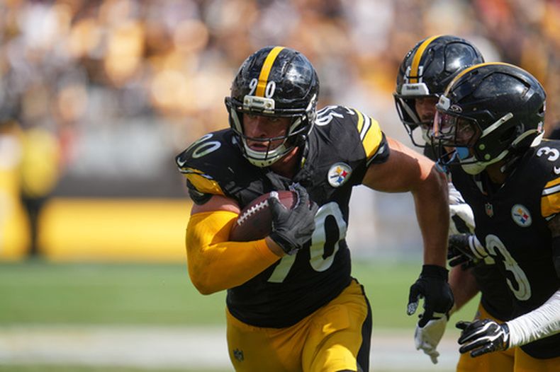 El inebacker T.J. Watt (90) de los Steelers de Pittsburgh devuelve una intercepción ante los Falcons de Atlanta, el domingo 13 de septiembre de 2026, en Pittsburgh. (AP Foto/Gene J. Puskar)