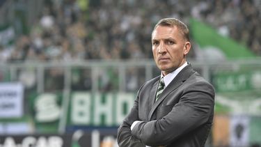 ARCHIVO - Brendan Rodgers, nuevo técnico del Celtic de la liga escocesa, durante el partido entre Salzburgo y Celtic por la Liga Europa, el 4 de octubre de 2018. Rodgers regresa a Celtic, cuatro años y medio después de irse para dirigir a Leicester en la Liga Premier inglesa. (AP Foto/Kerstin Joensson)