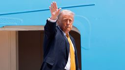 El presidente de EEUU, Donald Trump, saluda con la mano desde las escaleras del Air Force One mientras sube en la Base Conjunta Andrews, en Maryland, el martes 12 de mayo de 2026, para emprender un viaje a China con el fin de reunirse con el presidente chino Xi Jinping. (AP Foto/Luis M. Álvarez)
