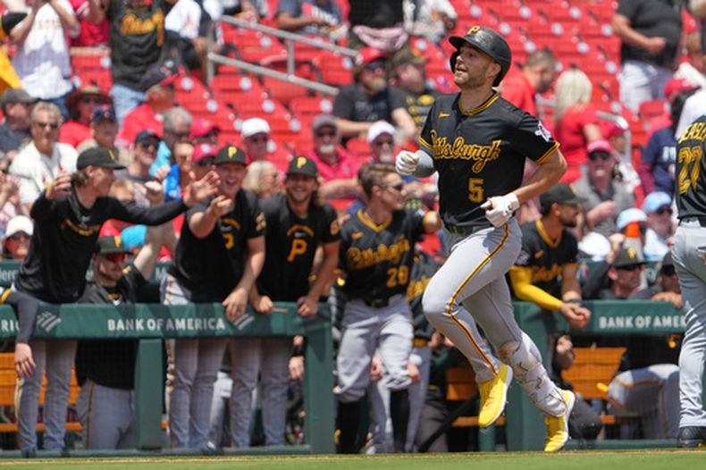Brandon Lowe (5), de los Piratas de Pittsburgh, recorre las bases tras conectar un jonrón solitario durante la primera entrada de un partido de béisbol contra los Cardenales de San Luis, el jueves 21 de mayo de 2026, en San Luis. (Foto AP/Jeff Roberson)