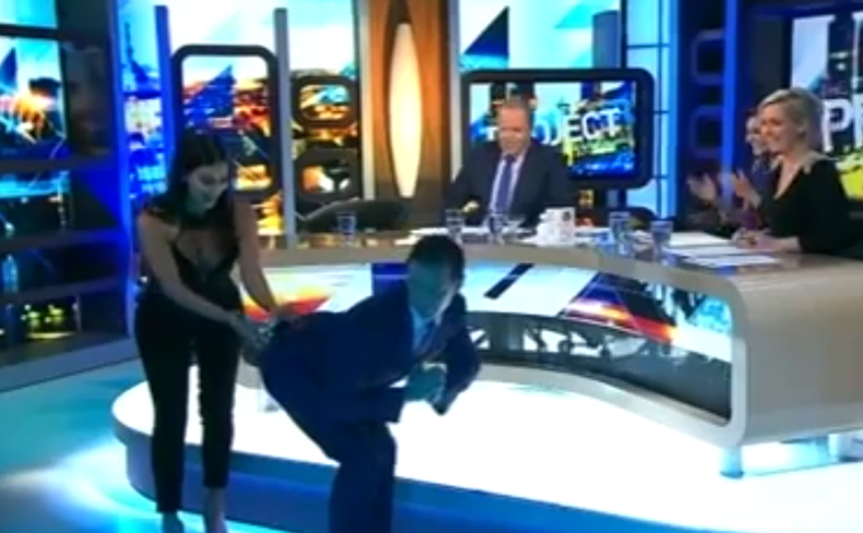 Después de su famosa sesión de fotos desnuda para 'Paper Magazine', pidieron a la mediática norteamericana que muestre en TV cómo realizó una de las imágenes. Y dio clases en vivo