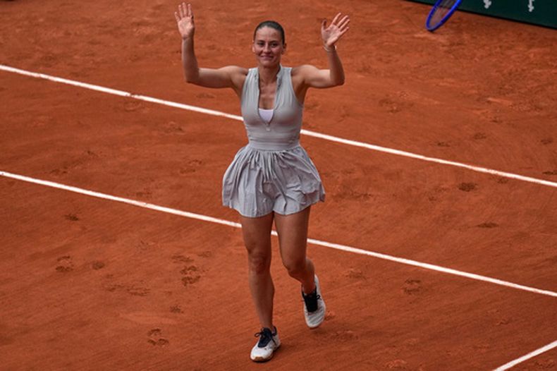 La tenista ucraniana Marta Kostyuk reacciona tras ganar en cuarta ronda contra la polaca Iga Swiatek en Roland Garros, Francia, el domingo 31 de mayo de 2026. (AP Foto/Christophe Ena)