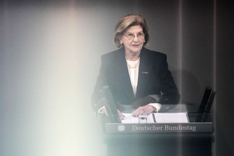 La sobreviviente del Holocausto, Eva Szepesi, habla en el Bundestag (parlamento) alemán en Berlín, miércoles 31 de enero de 2024, en una ceremonia de recordación de las víctimas del nazismo. (AP Foto/Ebrahim Noroozi)