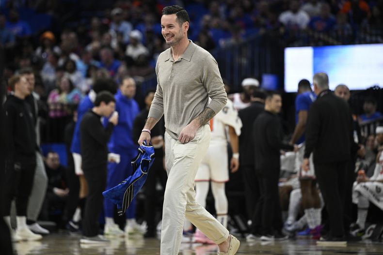 ARCHIVO - Foto del 14 de febrero del 2024, el exjugador del Magic de Orlando JJ Redick sale de la cancha tras ser honrado durante el juego ante los Knicks de Nueva York. (AP Foto/Phelan M. Ebenhack, Archivo)
