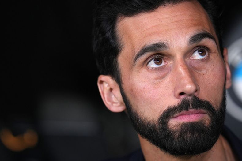 ARCHIVO - El director técnico del Real Madrid, Álvaro Arbeloa, observa desde el banquillo antes del partido de la Liga Española de fútbol entre el Real Madrid y el Real Oviedo en Madrid, España, el jueves 14 de mayo de 2026. (Foto AP/Manu Fernandez, Archivo)