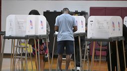 Varias personas emiten su voto en el Centro Comunitario de Upper Marlboro el martes 23 de junio de 2026, en esa localidad de Maryland. (AP Foto/Gail Burton)