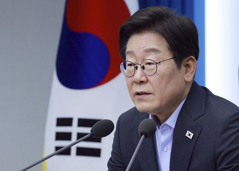 El presidente surcoreano, Lee Jae Myung, asiste a una reunión de consejo del Gabinete en la oficina presidencial de Corea del Sur, el jueves 24 de julio de 2025. (Yonhap vía AP)