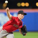 El lanzador de los Medias Rojas de Boston, Sonny Gray, lanza durante la segunda entrada de un partido de béisbol contra los Mets de Nueva York, el viernes 10 de julio de 2026, en Nueva York. (Foto AP/Frank Franklin II)