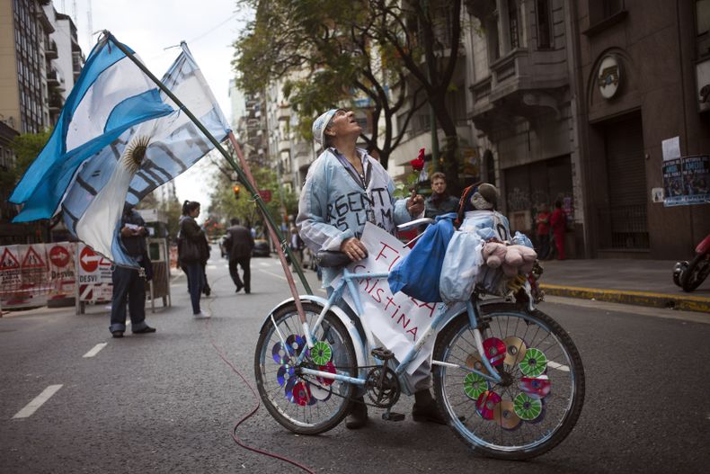 Un partidario de la presidenta argentina Cristina Fern&aacute;ndez llega en una bicicleta decorada con las banderas argentinas al Hospital Favaloro en Buenos Aires, Argentina, el mi&eacute;rcoles 9 de octubre de 2013, donde se encuentra internada, con el