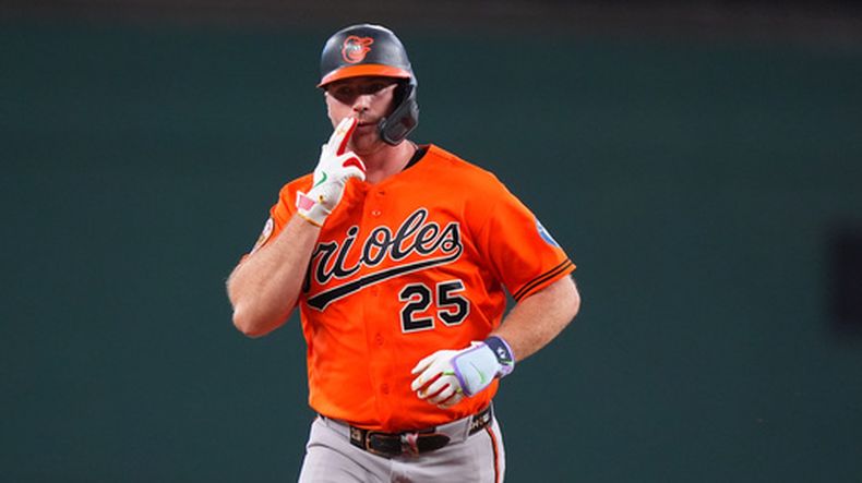 Pete Alonso, de los Orioles de Baltimore, hace un gesto mientras recorre las bases tras conectar un cuadrangular de dos carreras durante la cuarta entrada de un partido de béisbol contra los Rangers de Texas, el domingo 9 de agosto de 2026, en Arlington, Texas. (Foto AP/LM Otero)