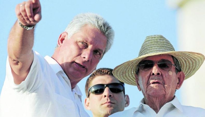 El gobernante cubano Miguel Díaz-Canel y su antecesor, Raúl Castro, custodiados por el nieto de Castro al fondo. (AP)&nbsp;