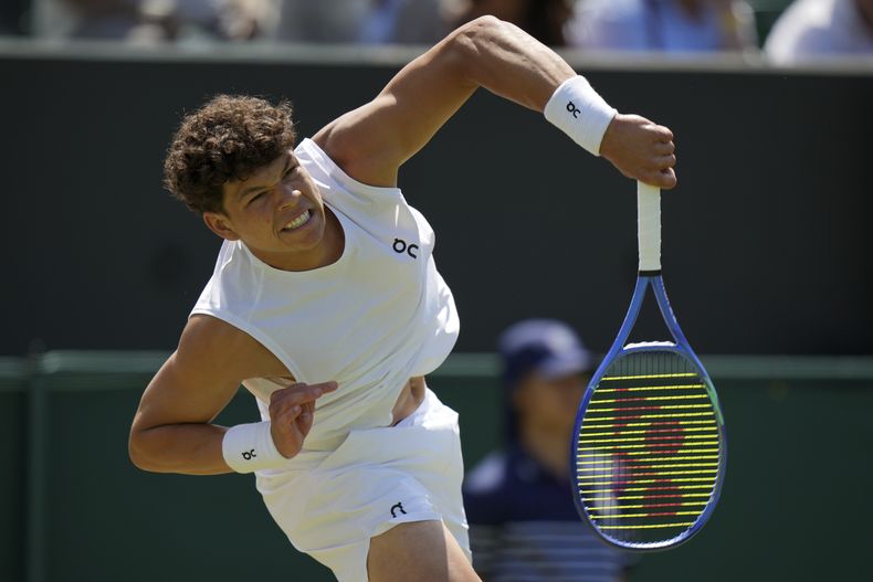 Ben Shelton de Estados Unidos saca a Rinky Hijikata de Australia durante su partido individual masculino de segunda ronda en el Campeonato de Tenis de Wimbledon en Londres, el viernes 4 de julio de 2025. (AP Photo/Alastair Grant)