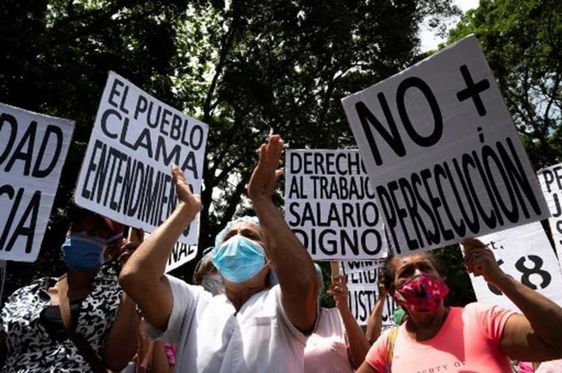 trabajadores-venezolanos-piden-salarios-dignos-y-vacunacion-contra-la-covid.jpeg