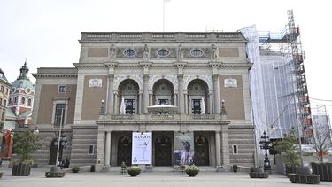Una vista exterior de la Ópera Real de Estocolmo en Suecia, el 22 de abril de 2024. El teatro nacional de ópera y ballet de Suecia fue multado por 3 millones de coronas (300.000 dólares) por la muerte de un trabajador técnico en 2023 que cayó de una altura de 13 metros (más de 40 pies) desde un palco mientras realizaba trabajos en el interior del edificio. (Henrik Montgomery/TT News Agency vía AP)