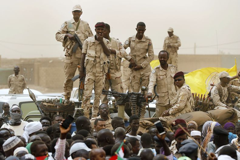 Soldados del grupo paramilitar sudanés Fuerzas de Apoyo Rápido se ven de pie sobre un vehículo durante una marcha impulsada por militares en el distrito de Mayo, en el sur de Jartum, Sudán, el sábado 29 de junio de 2019. (AP Foto/Hussein Malla, Archivo)