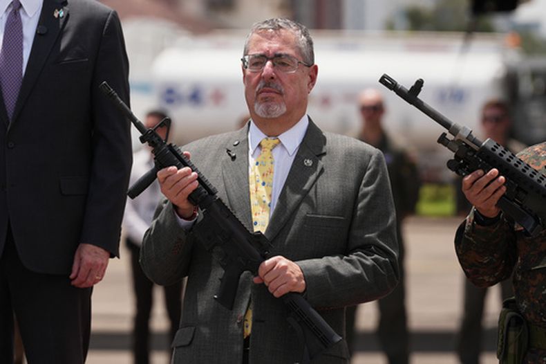 El presidente de Guatemala, Bernardo Arévalo, asiste a una ceremonia para recibir material militar adquirido a Estados Unidos tras más de 40 años de embargo de armas impuesto por este país a Guatemala a causa de las violaciones de los derechos humanos en la Ciudad de Guatemala, el lunes 21 de septiembre de 2026. (Foto AP/Moisés Castillo)